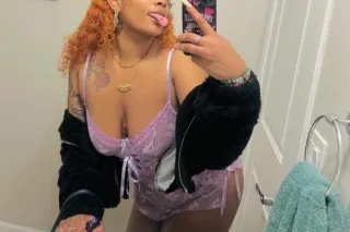 Onlyfans Creator @ Honeyycaakes 🎥🍑💦 - Image 1